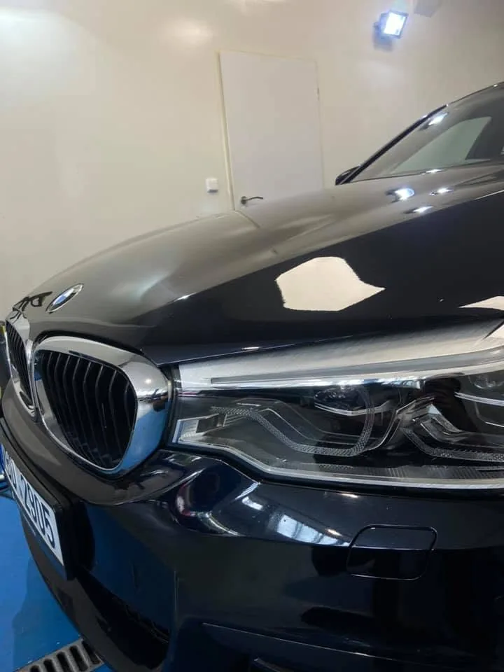 Vůz s lesklým lakem v detailingové části dílny