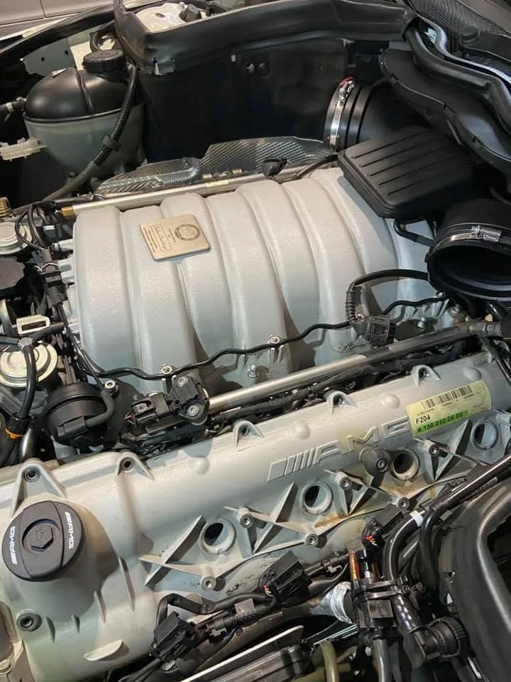 Motorový prostor se sáním připraveným ke kontrole a čištění