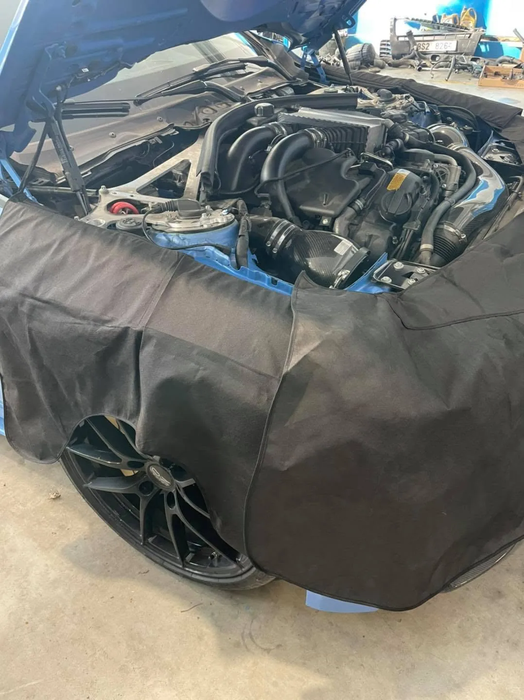 Motorový prostor vozu při servisní práci
