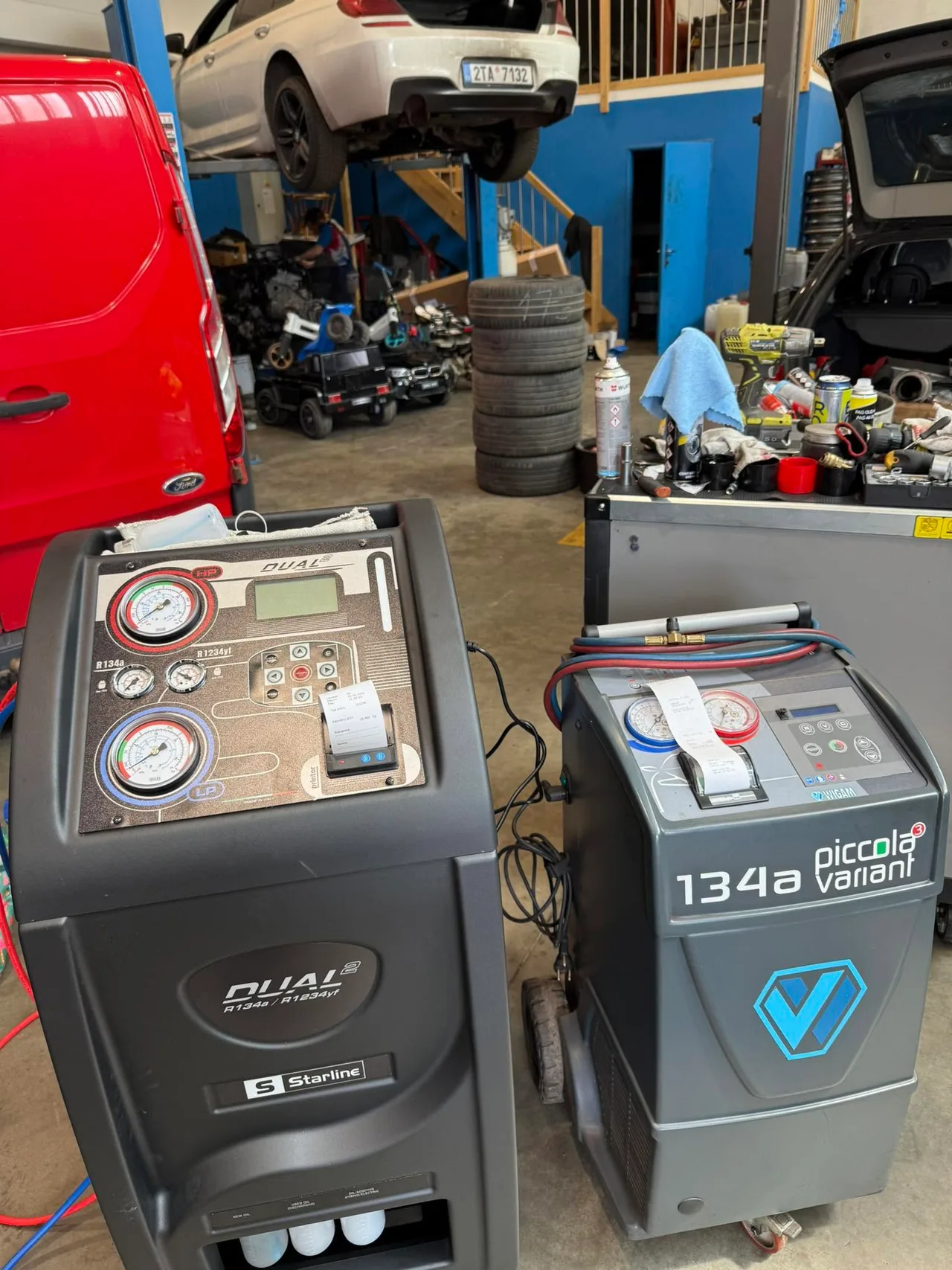 Dvě servisní stanice pro chladiva R134a a R1234yf v dílně Autocentra Opava