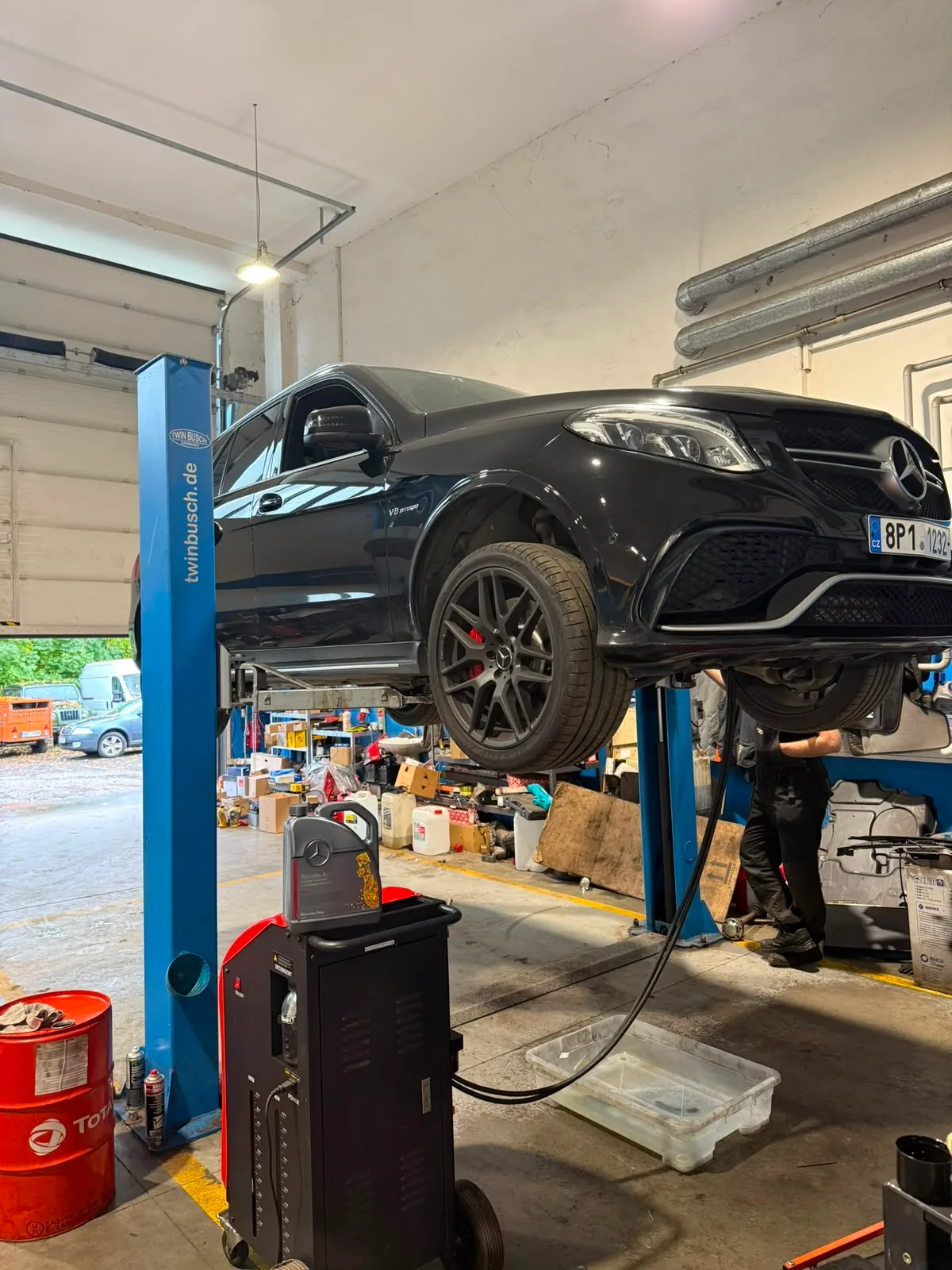 Mercedes-AMG na zvedáku připojený k zařízení pro výměnu oleje v automatické převodovce