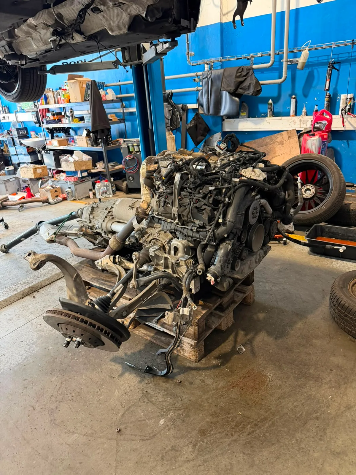 Vyjmutý motor a převodovka při opravě