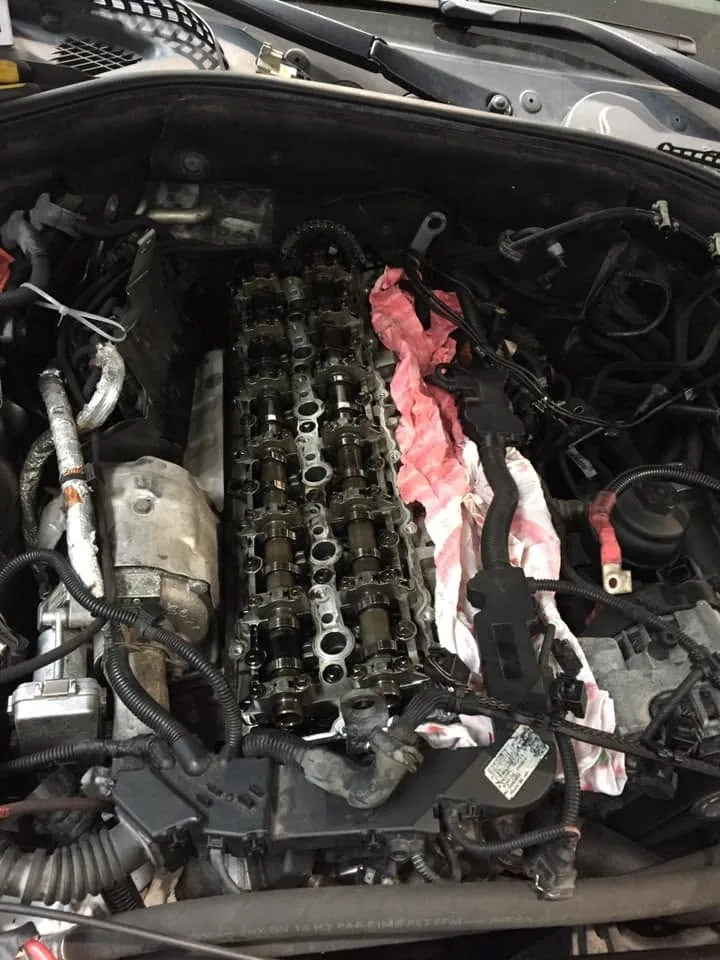 Rozebraný motor během odborné opravy v dílně