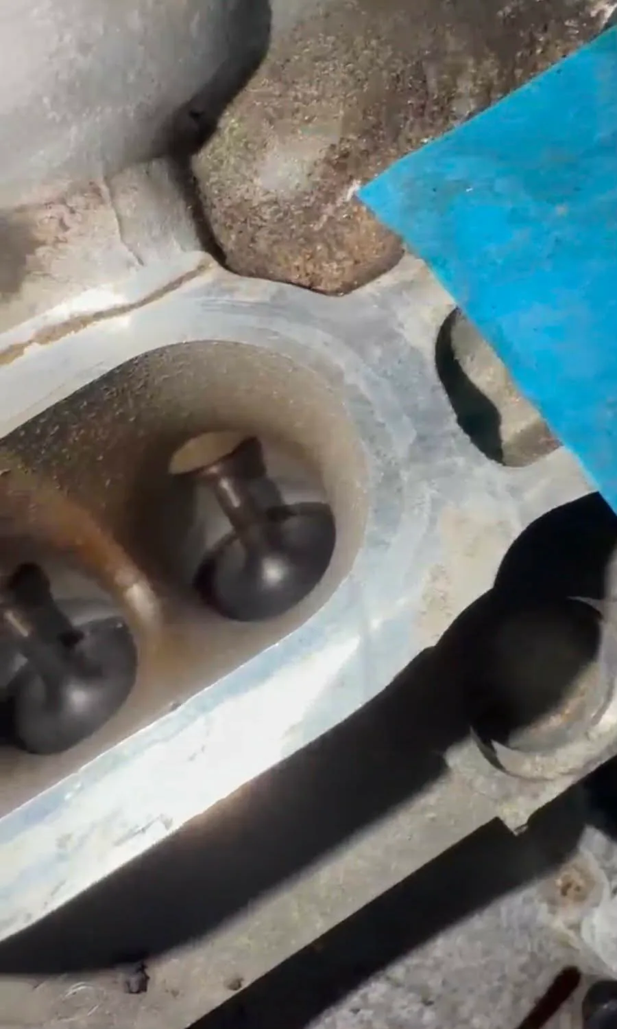 Vyčištěný sací kanál a ventily motoru po walnut blastingu