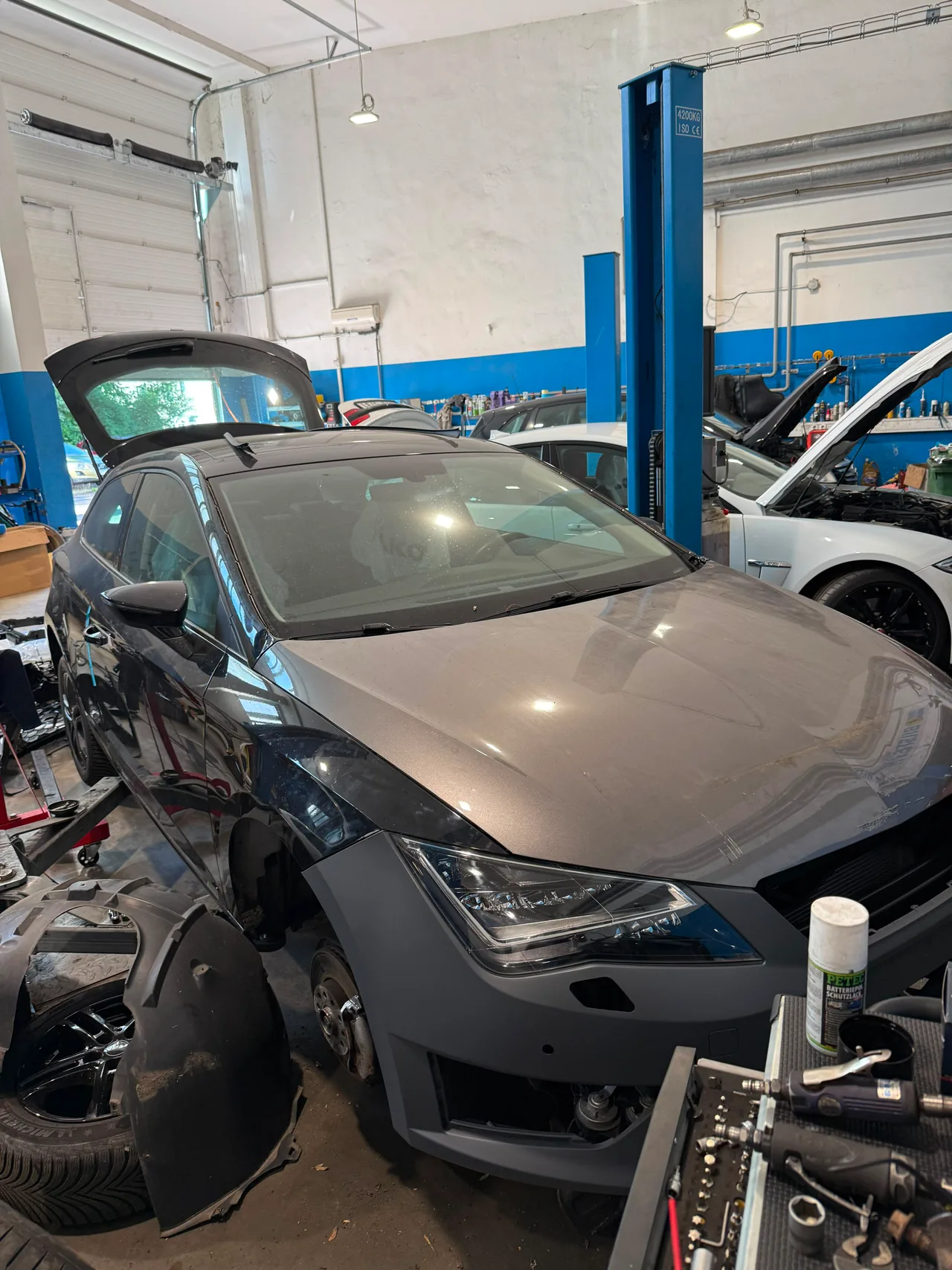 Servisní hala Autocentra Opava s vozy na zvedácích