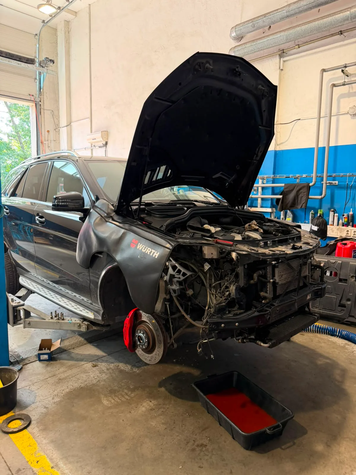 Mercedes v dílně s demontovanou přední částí